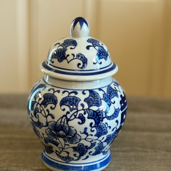 Benzara Blue and White Ceramic Ginger Jar - Picture 3 of 9